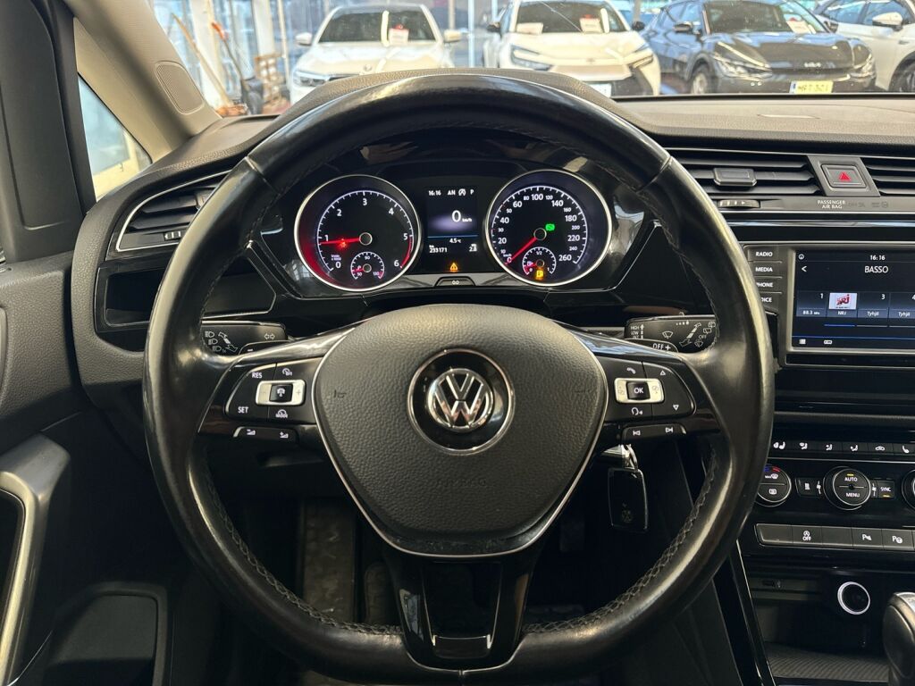 Volkswagen Touran 2017 Musta