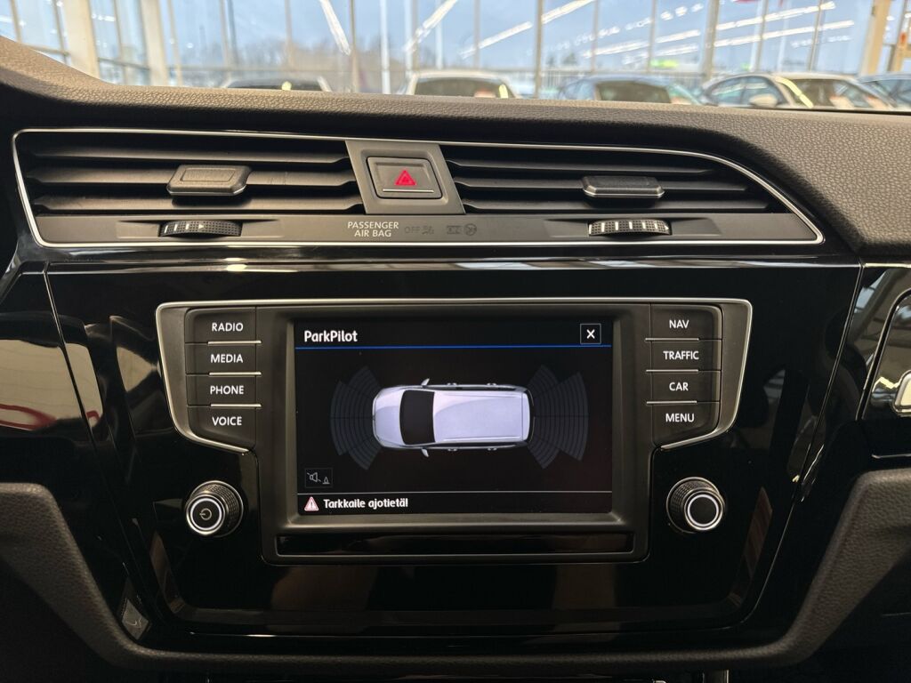 Volkswagen Touran 2017 Musta