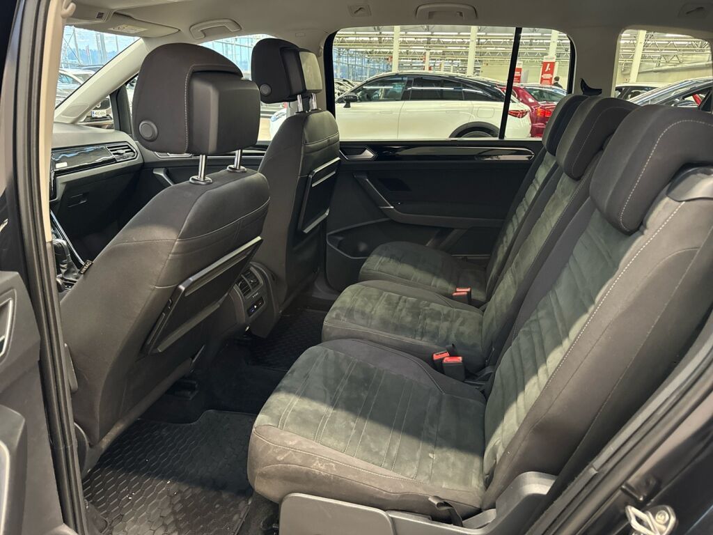 Volkswagen Touran 2017 Musta