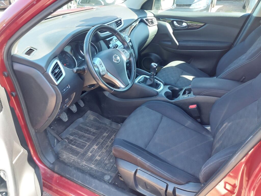 Nissan Qashqai 2016 Punainen