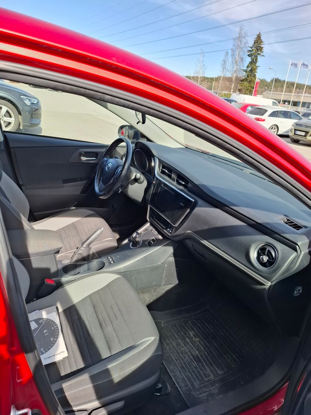 Toyota Auris 2016 Punainen