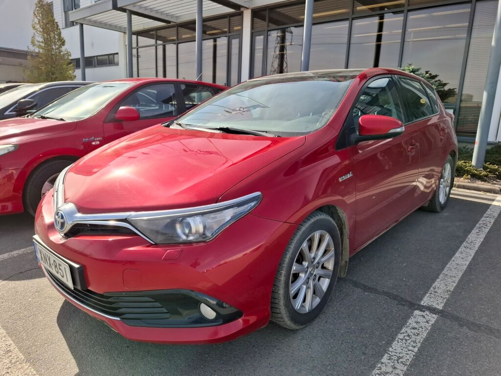 Toyota Auris 2016 Punainen