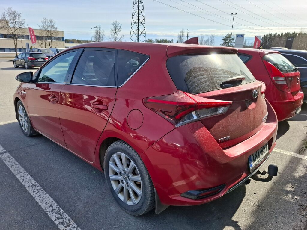 Toyota Auris 2016 Punainen