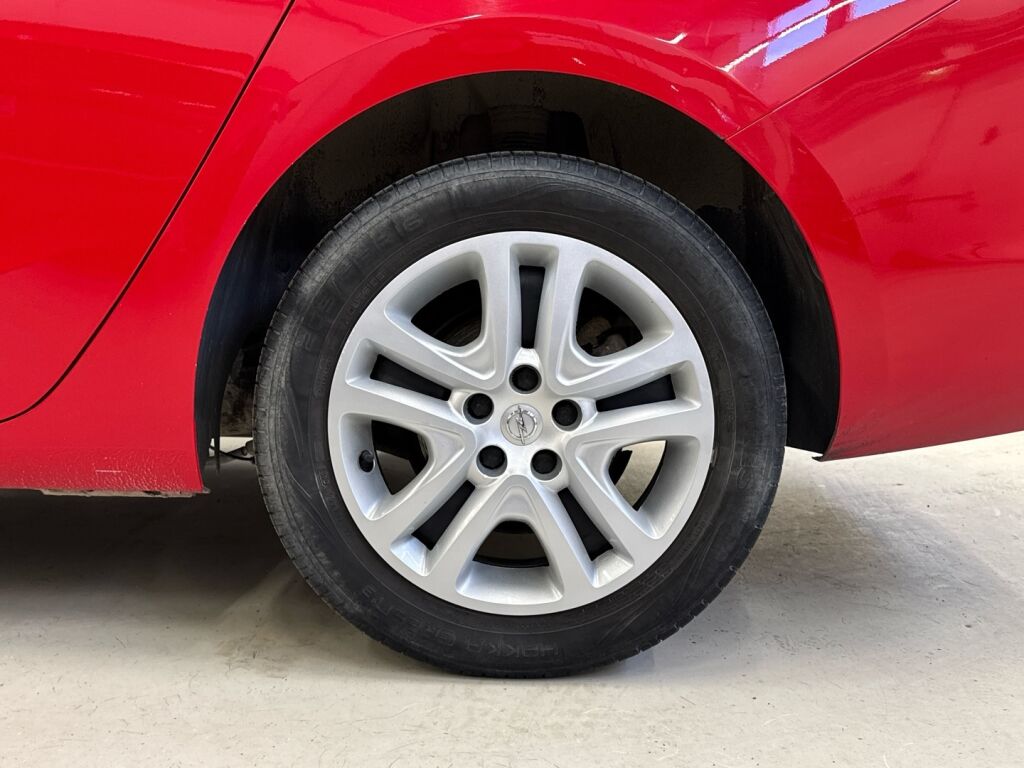 Opel Astra 2017 Punainen