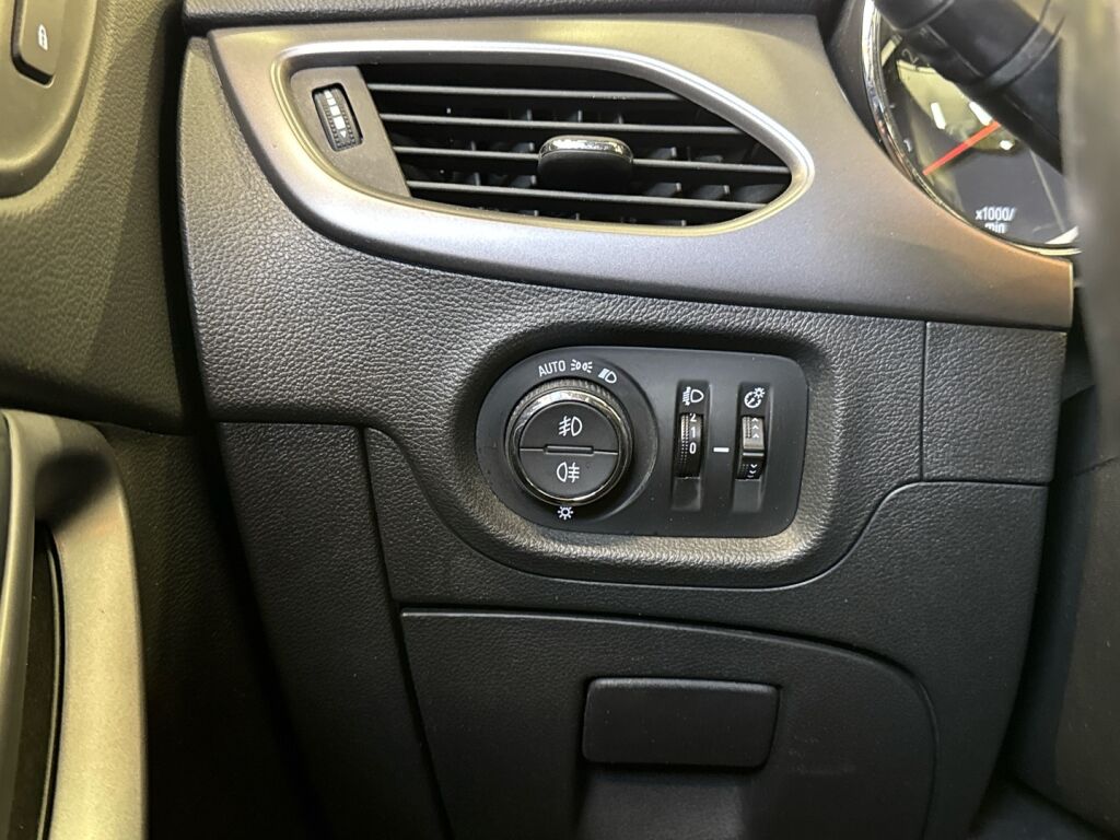 Opel Astra 2017 Punainen