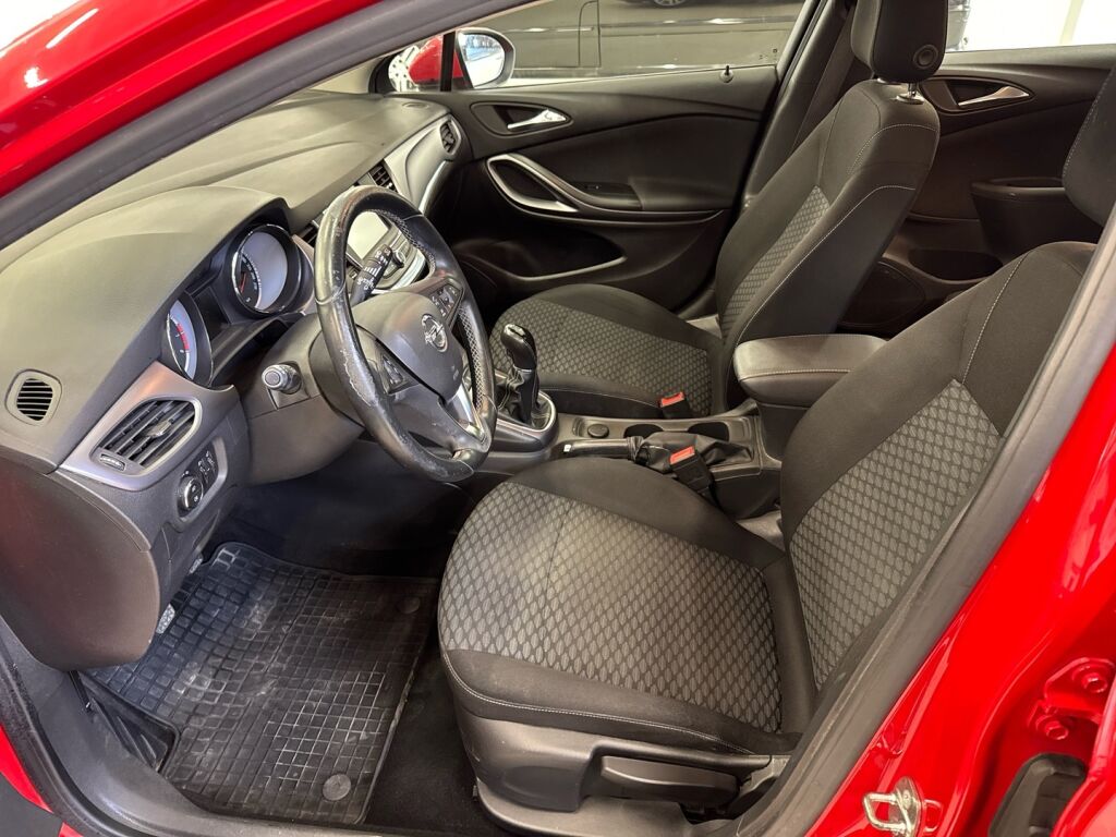 Opel Astra 2017 Punainen