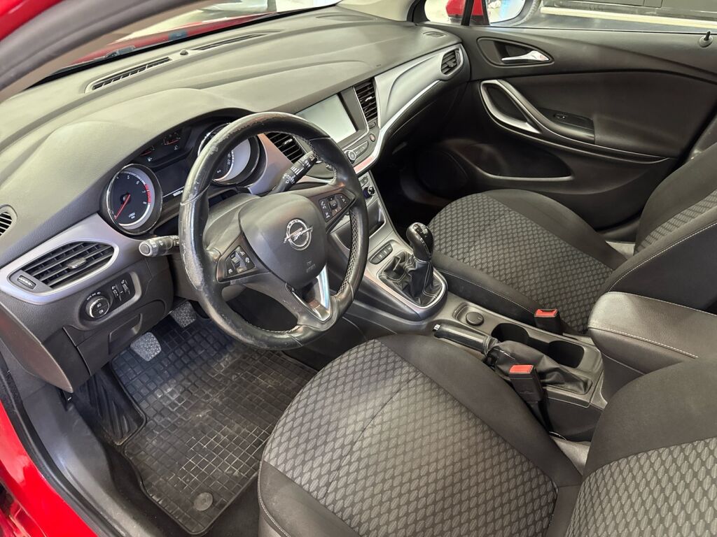 Opel Astra 2017 Punainen