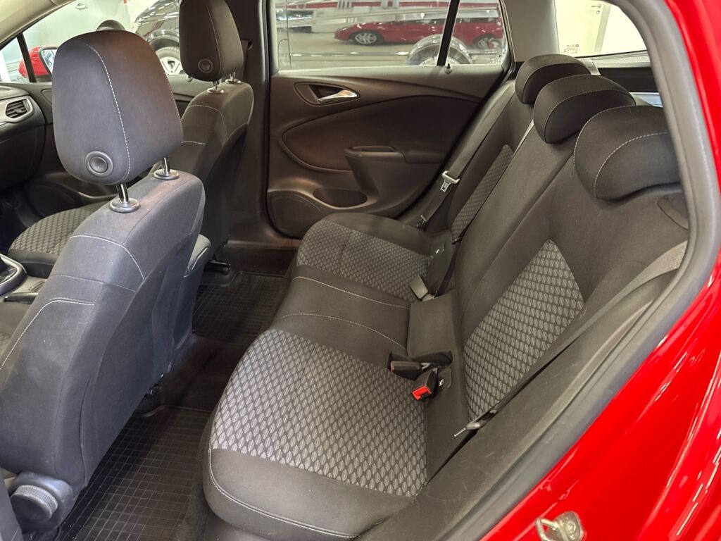 Opel Astra 2017 Punainen