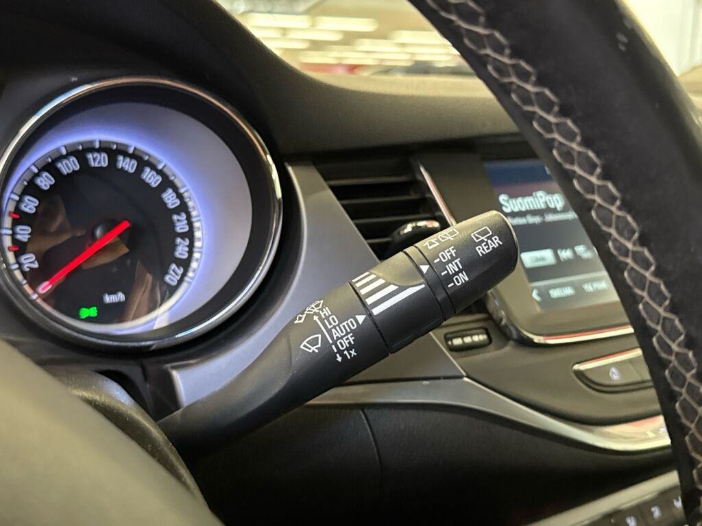 Opel Astra 2017 Punainen