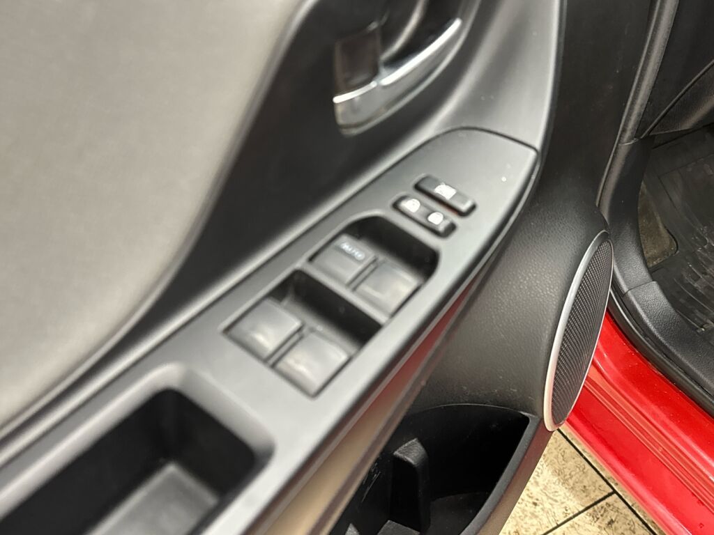 Toyota Yaris 2016 Punainen