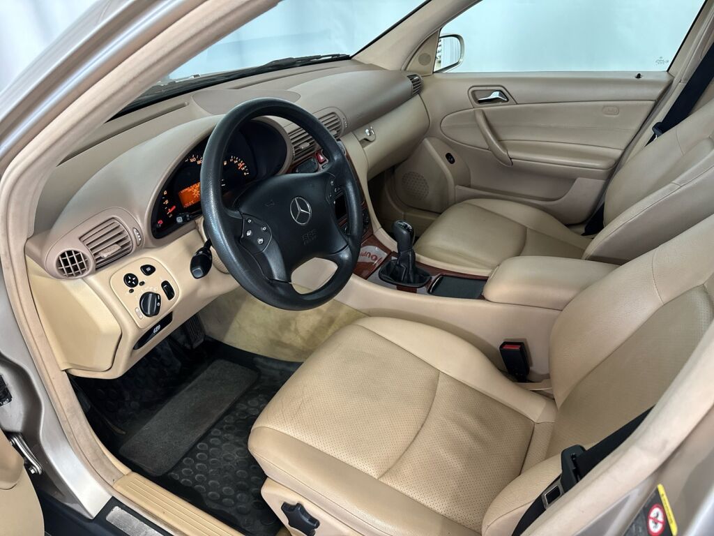 Mercedes-Benz C 2004 Ruskea (beige)