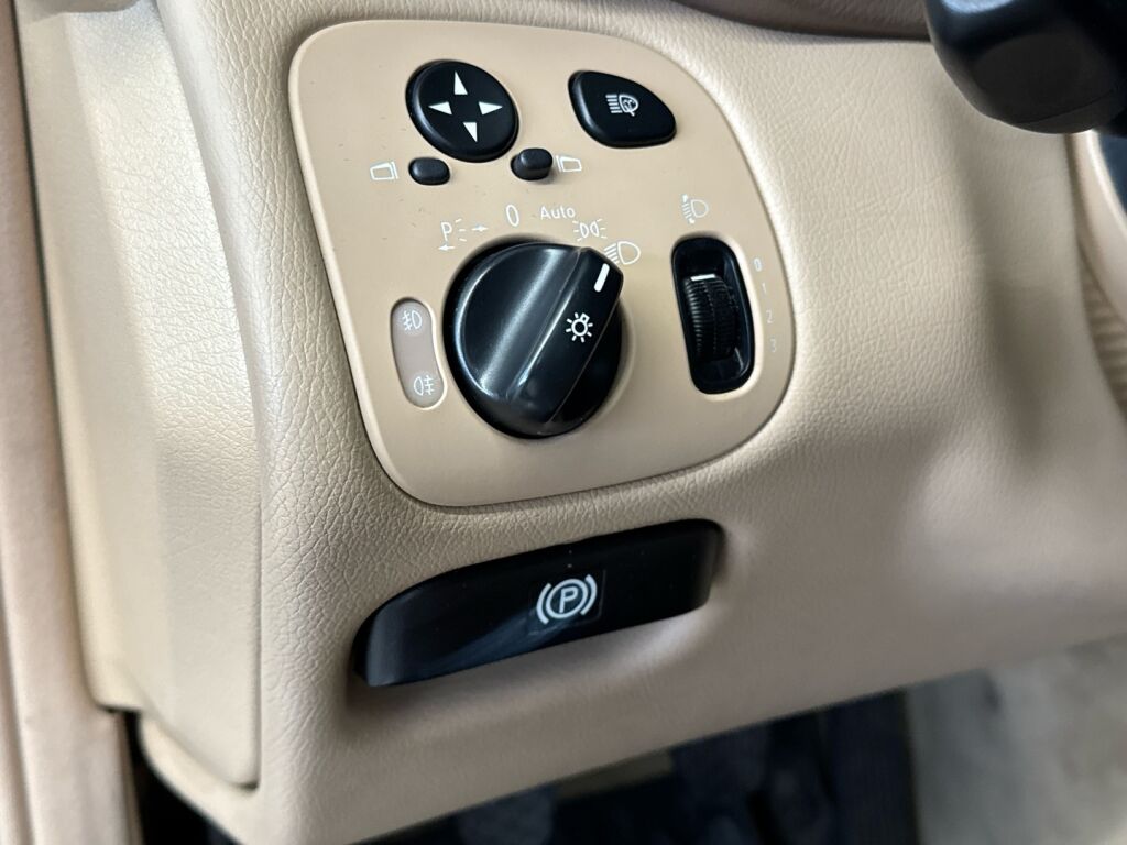 Mercedes-Benz C 2004 Ruskea (beige)