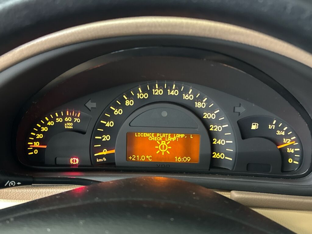 Mercedes-Benz C 2004 Ruskea (beige)