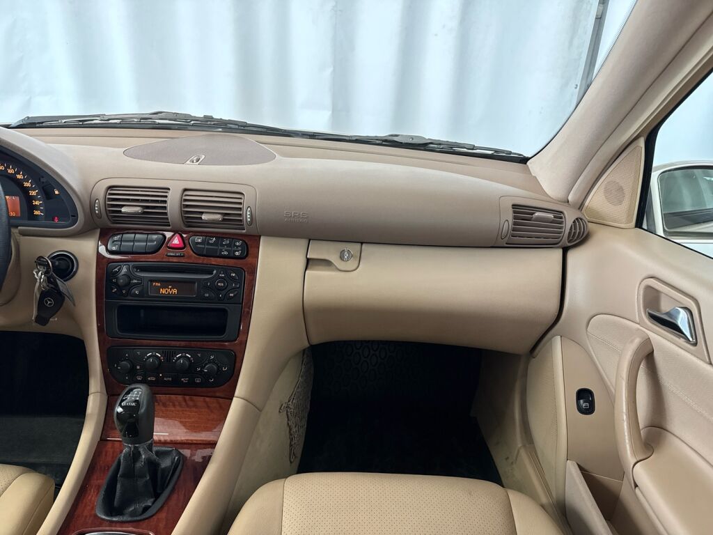 Mercedes-Benz C 2004 Ruskea (beige)