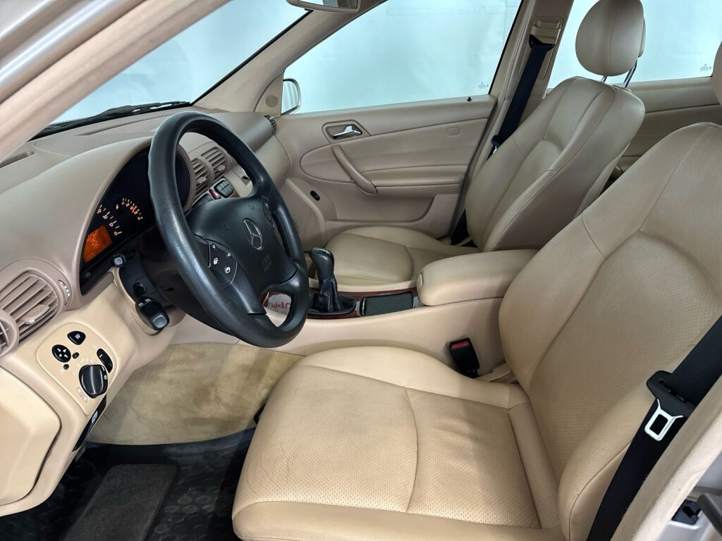 Mercedes-Benz C 2004 Ruskea (beige)
