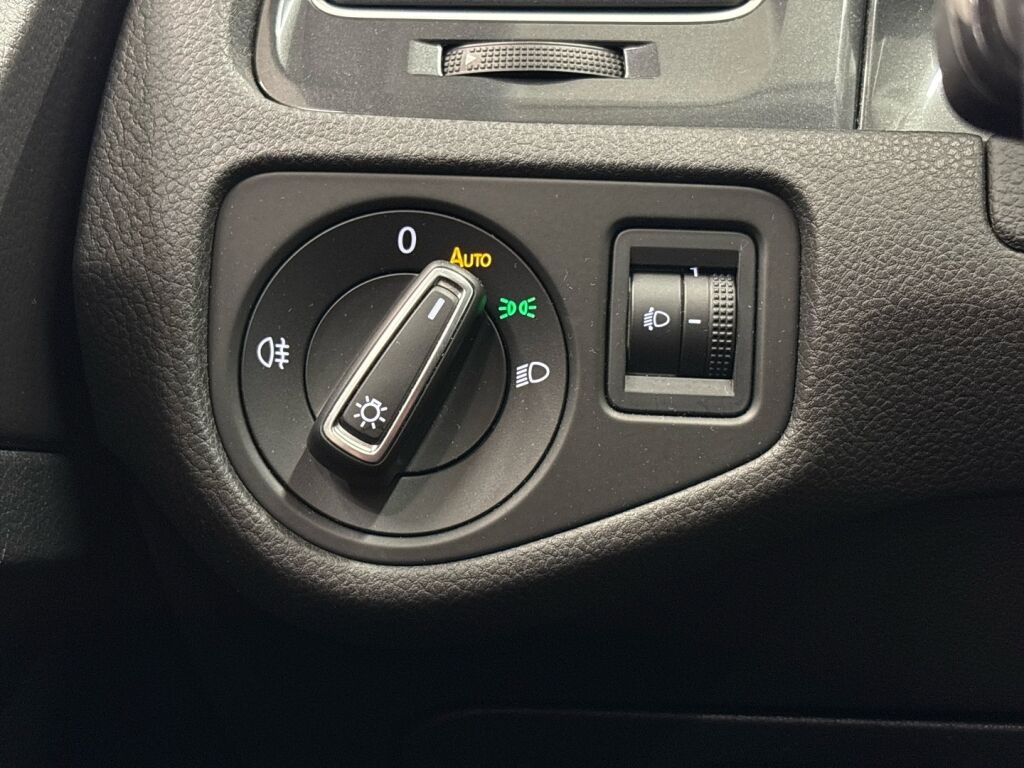 Volkswagen Golf 2018 Valkoinen