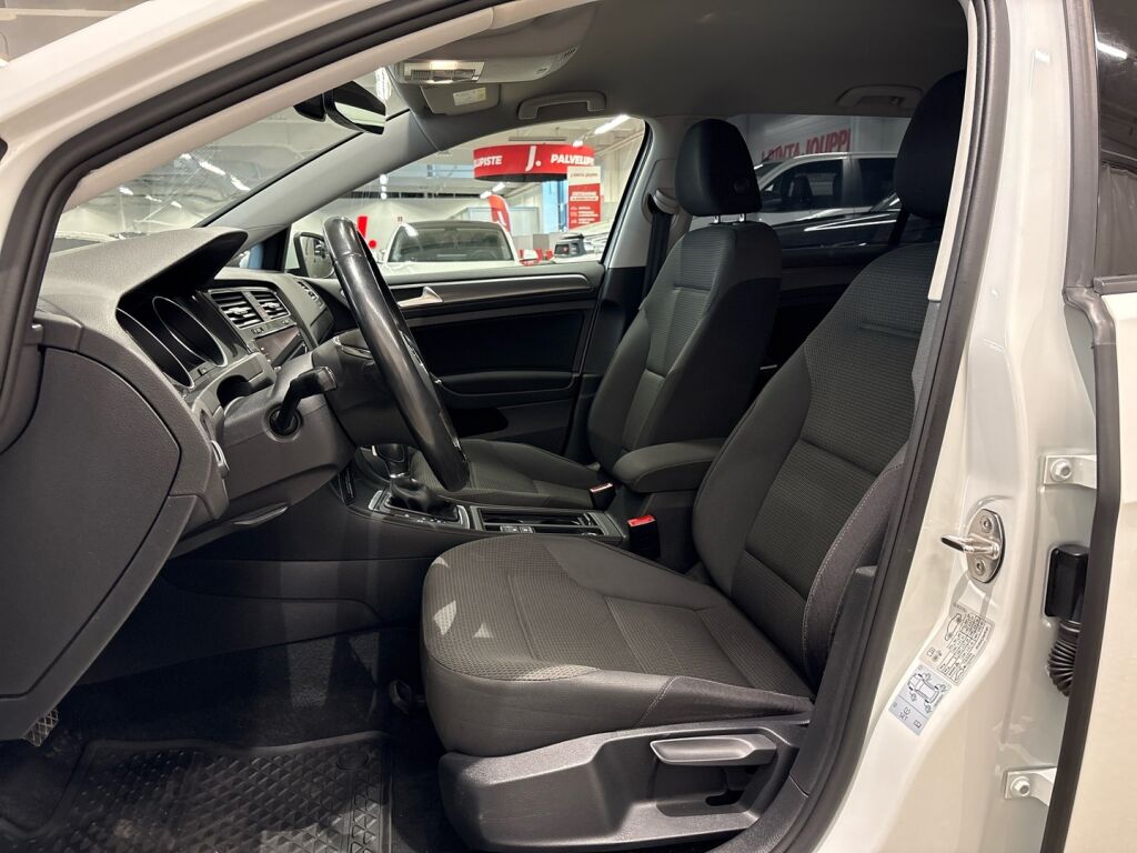 Volkswagen Golf 2018 Valkoinen