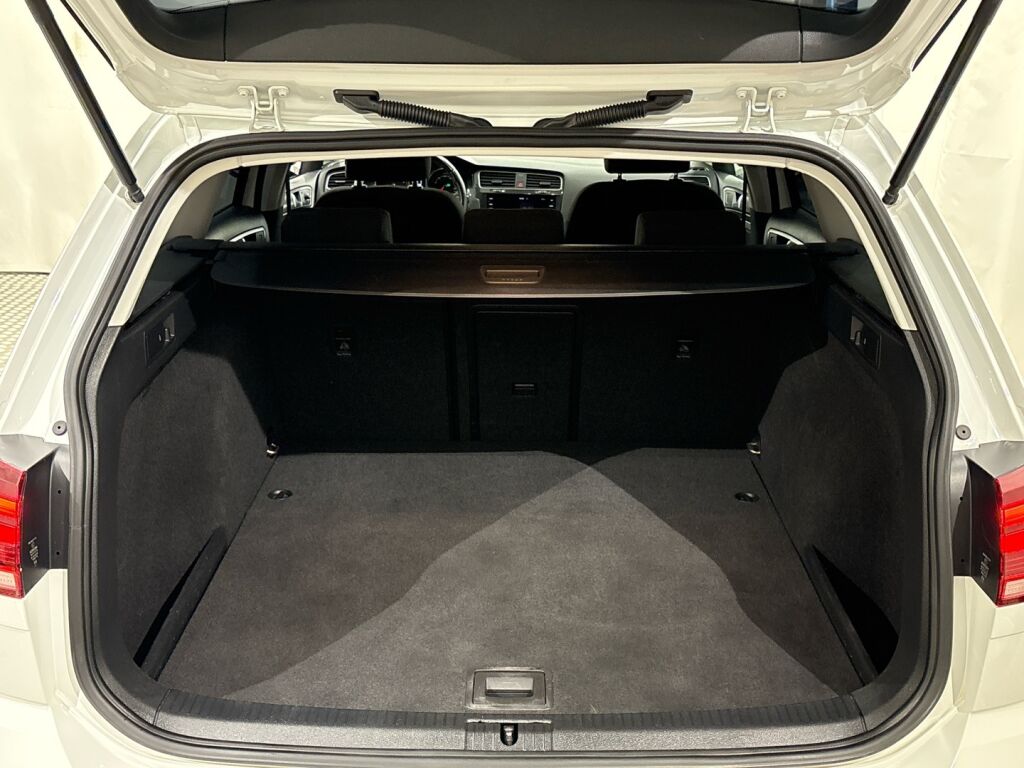 Volkswagen Golf 2018 Valkoinen