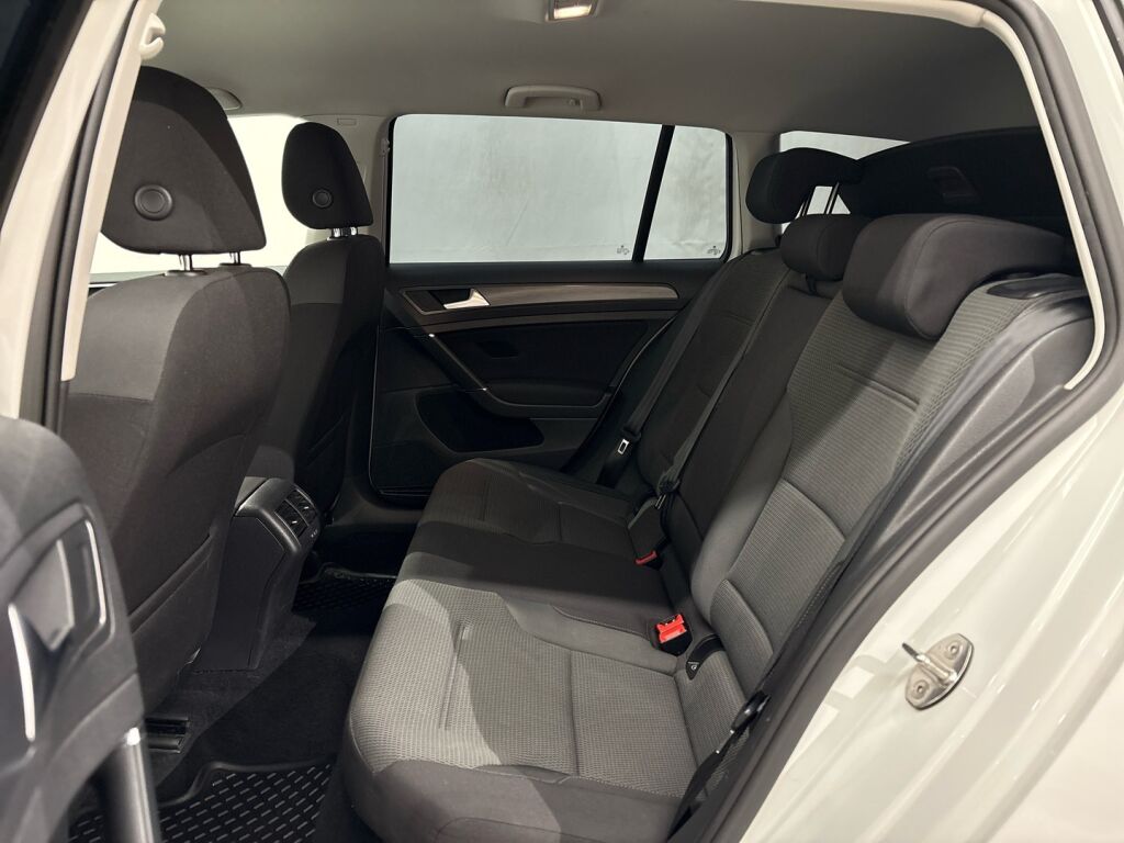 Volkswagen Golf 2018 Valkoinen