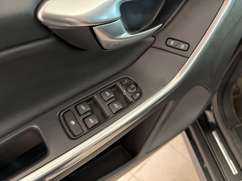 Volvo XC60 2017 Musta