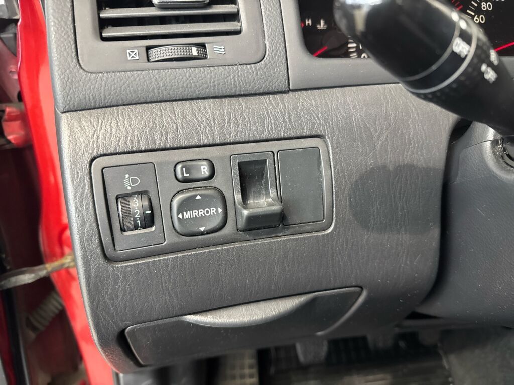 Toyota Corolla Verso 2003 Punainen