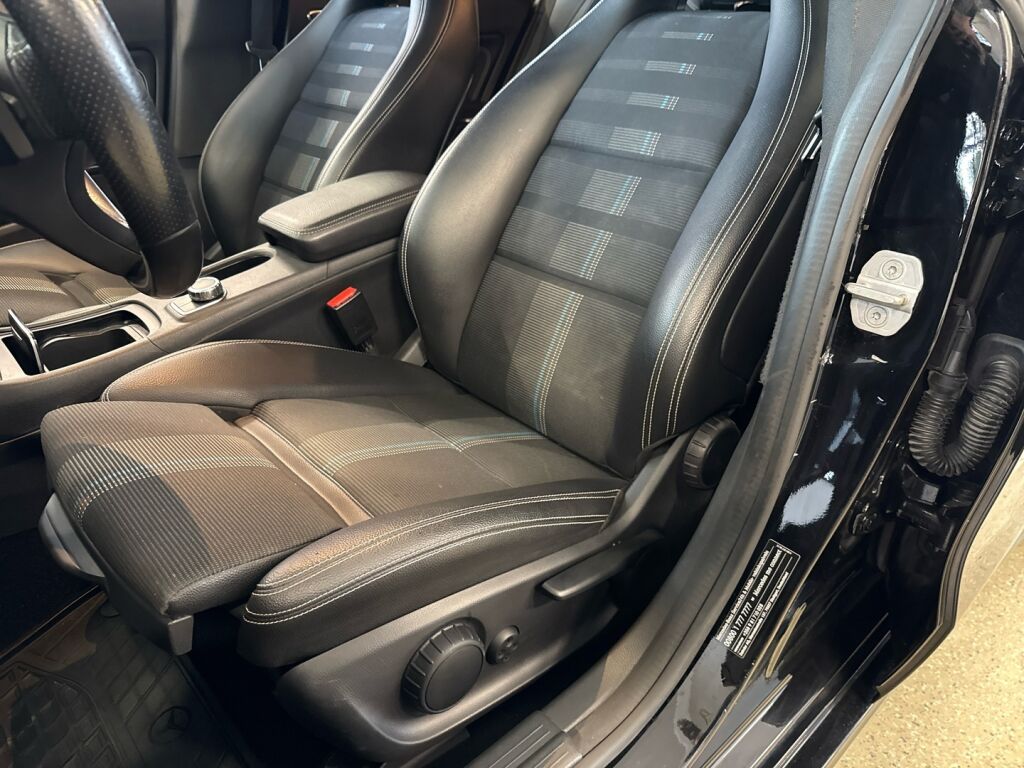 Mercedes-Benz CLA 2017 Musta