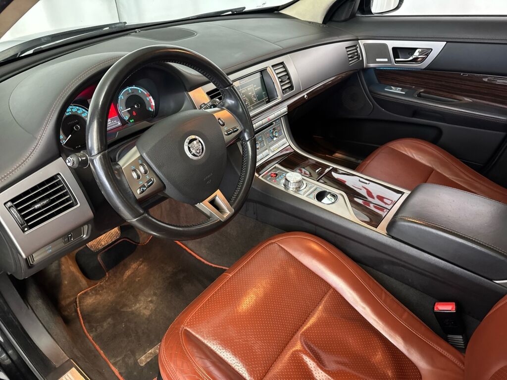 Jaguar XF 2011 Musta