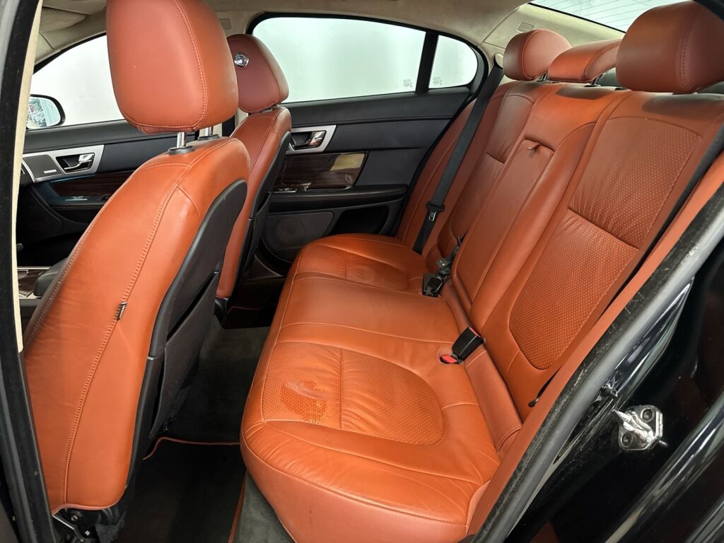 Jaguar XF 2011 Musta