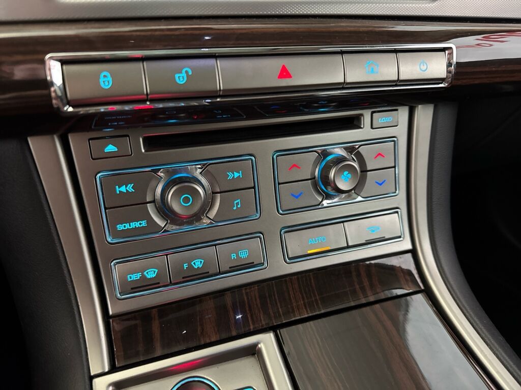 Jaguar XF 2011 Musta