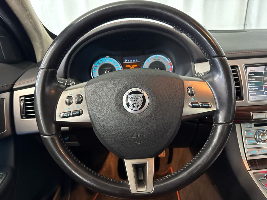 Jaguar XF 2011 Musta