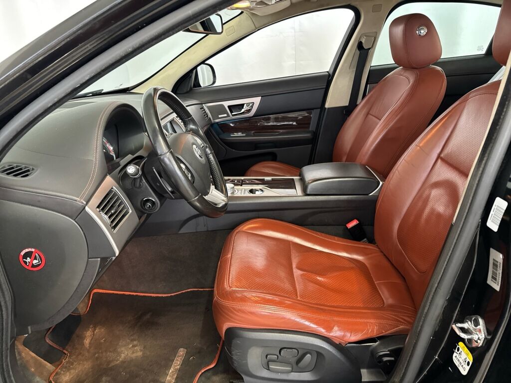 Jaguar XF 2011 Musta