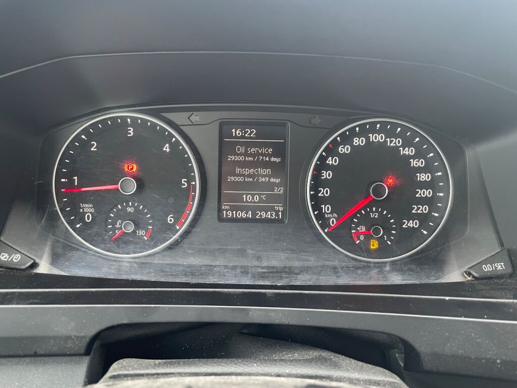 Volkswagen Transporter 2018 Ruskea (beige)