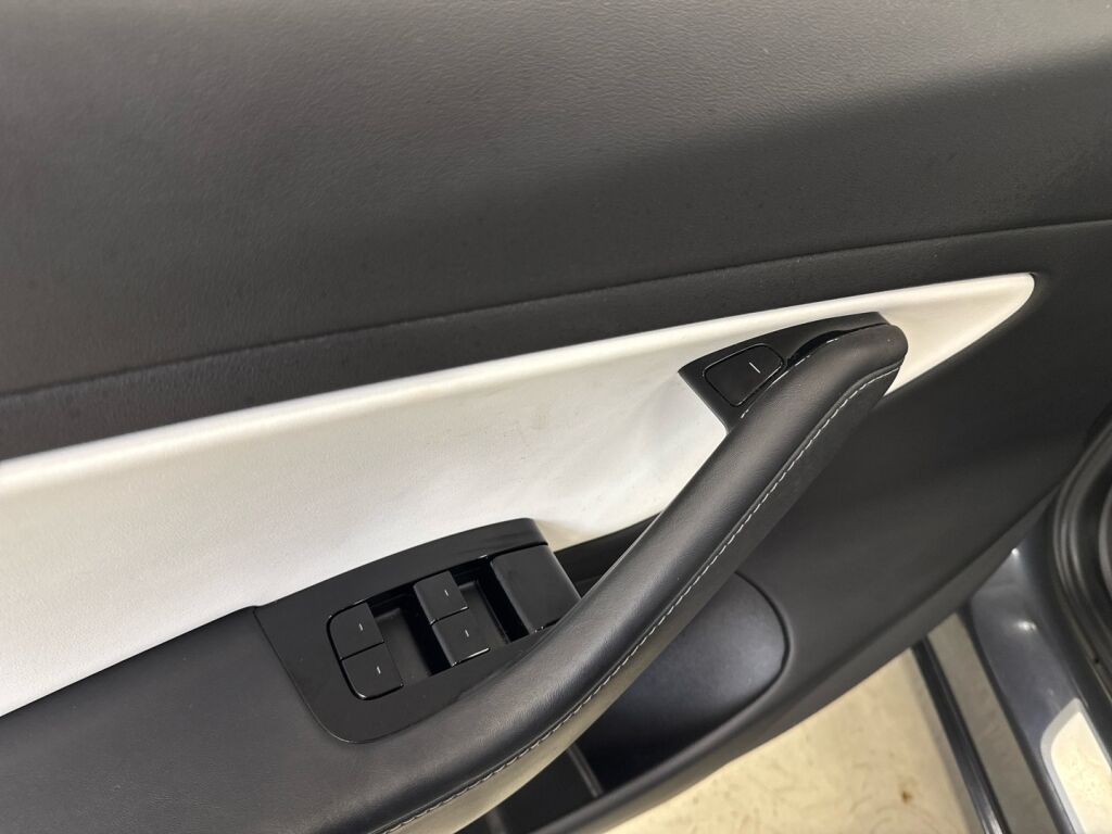 Tesla Model 3 2019 Harmaa