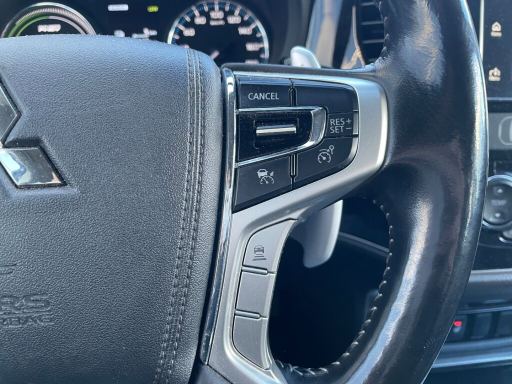 Mitsubishi Outlander PHEV 2018 Ruskea (beige)