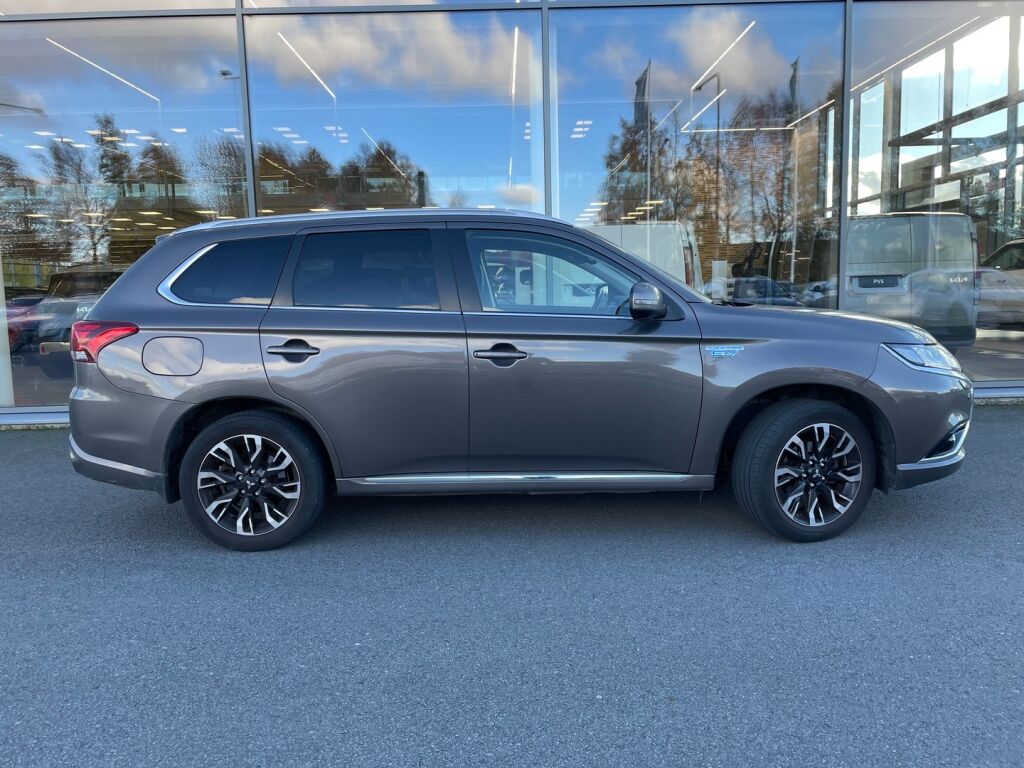 Mitsubishi Outlander PHEV 2018 Ruskea (beige)