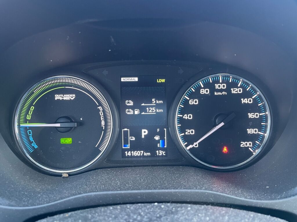 Mitsubishi Outlander PHEV 2018 Ruskea (beige)