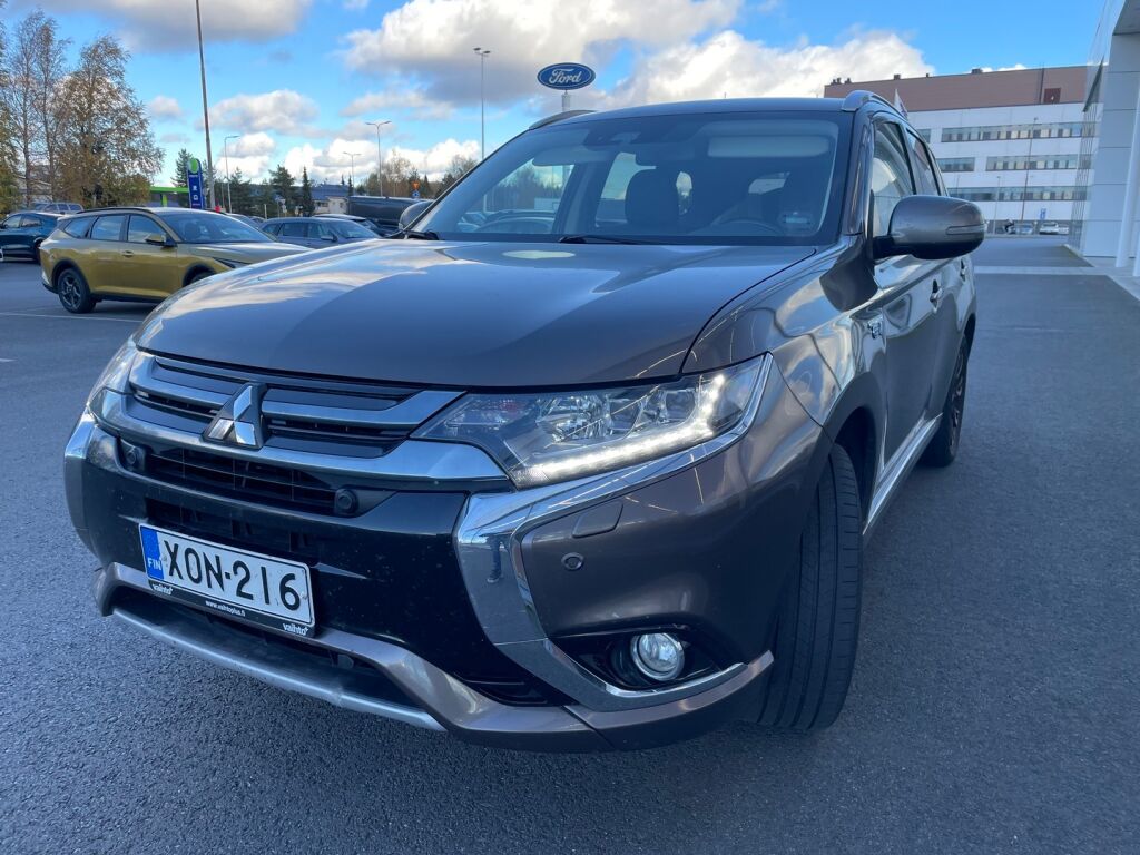 Mitsubishi Outlander PHEV 2018 Ruskea (beige)