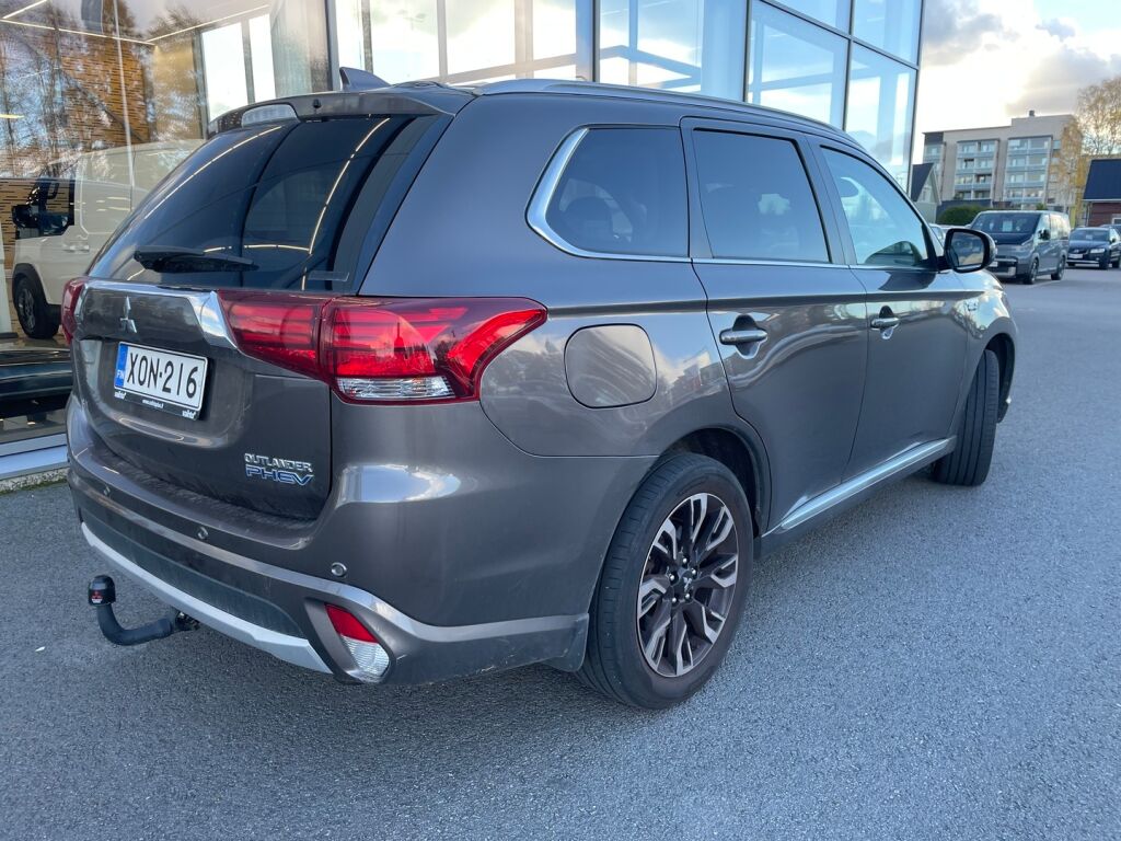 Mitsubishi Outlander PHEV 2018 Ruskea (beige)