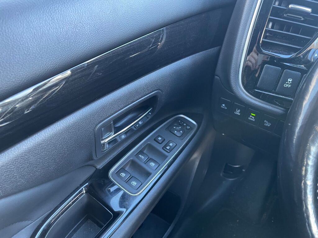 Mitsubishi Outlander PHEV 2018 Ruskea (beige)
