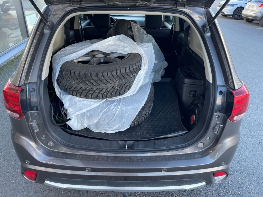 Mitsubishi Outlander PHEV 2018 Ruskea (beige)