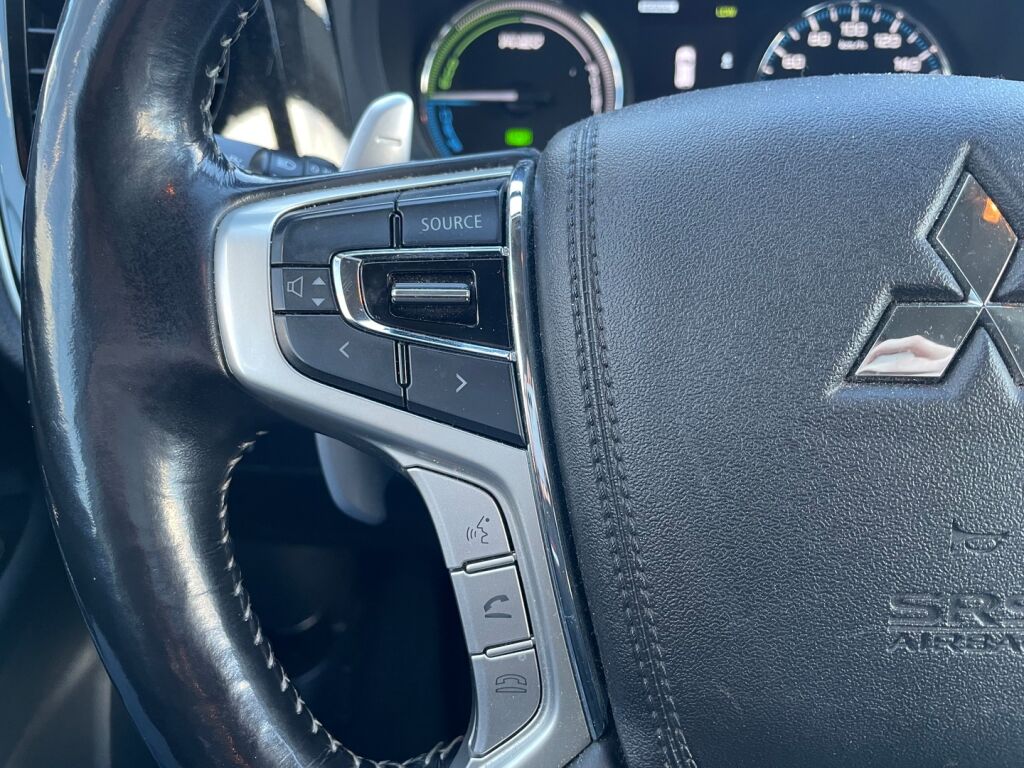 Mitsubishi Outlander PHEV 2018 Ruskea (beige)