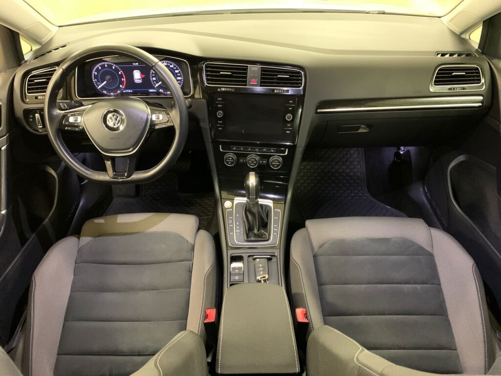 Volkswagen Golf 2018 Valkoinen