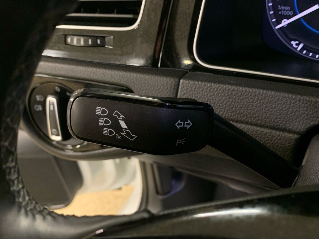 Volkswagen Golf 2018 Valkoinen