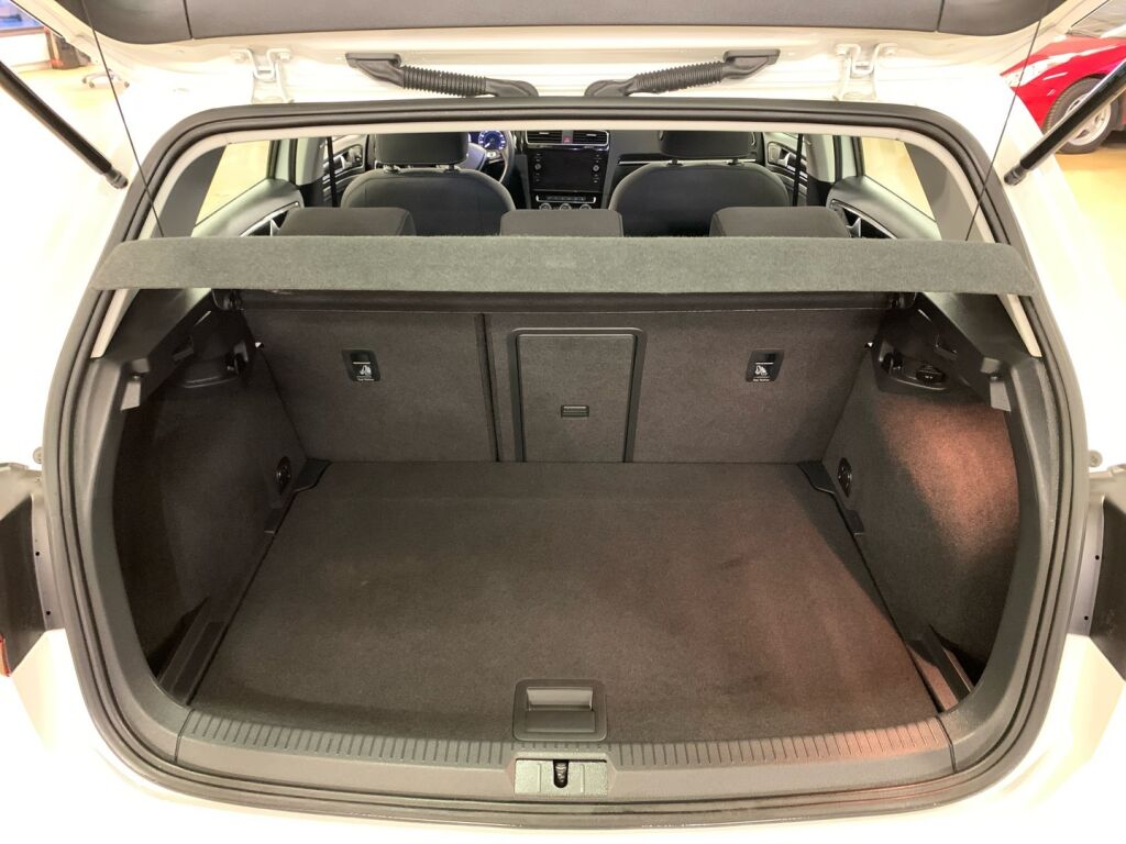 Volkswagen Golf 2018 Valkoinen