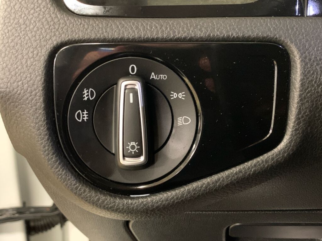 Volkswagen Golf 2018 Valkoinen