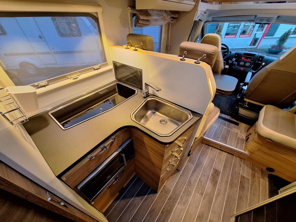 Adria Matrix Axess 600 SC 2018 Valkoinen