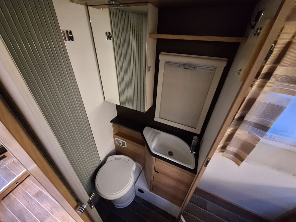 Adria Matrix Axess 600 SC 2018 Valkoinen