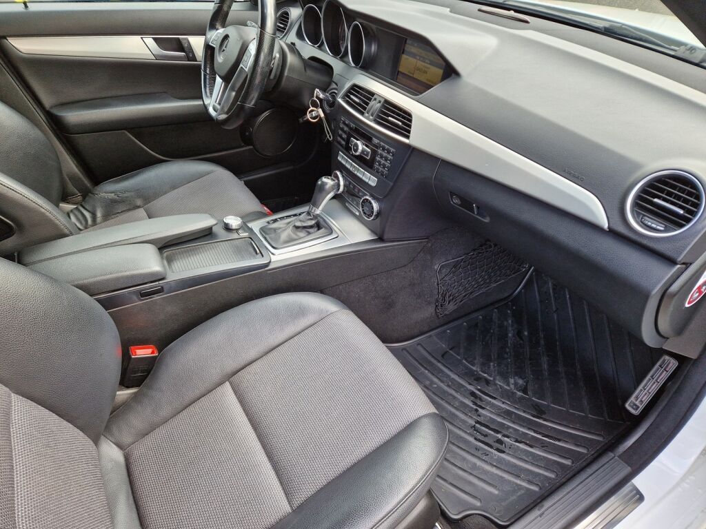 Mercedes-Benz C 2011 Valkoinen