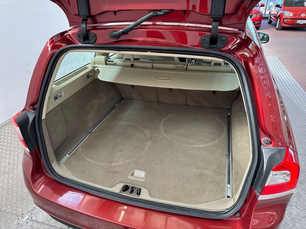 Volvo V70 2014 Punainen