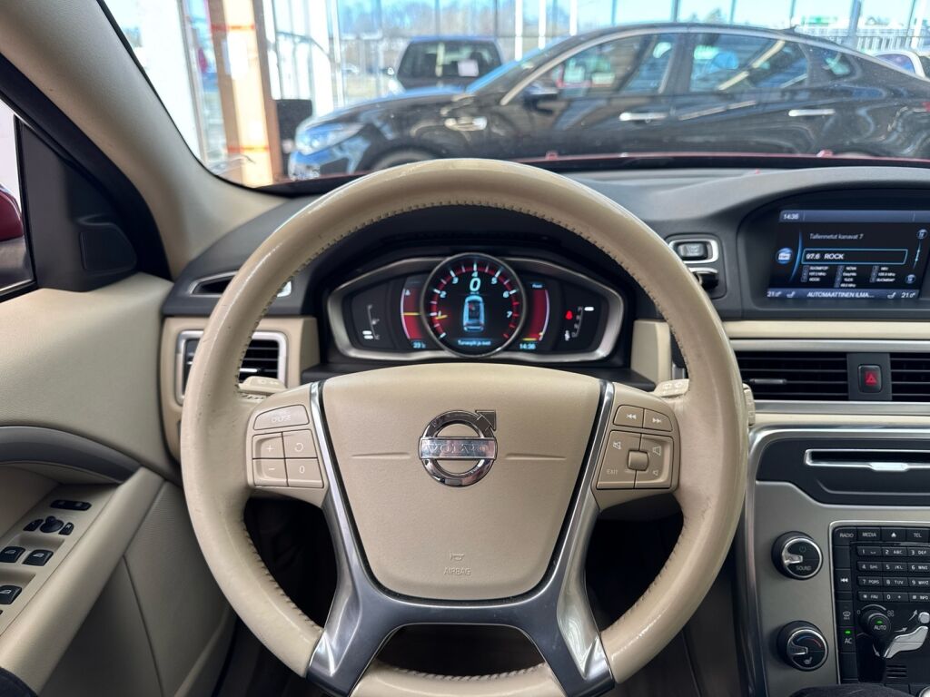 Volvo V70 2014 Punainen